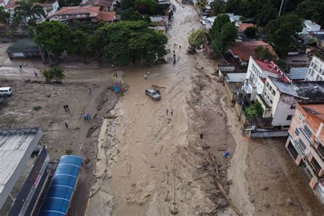 cleaning mud Venezuela|Venezuela: landslide turns streets into rivers of mud and water.